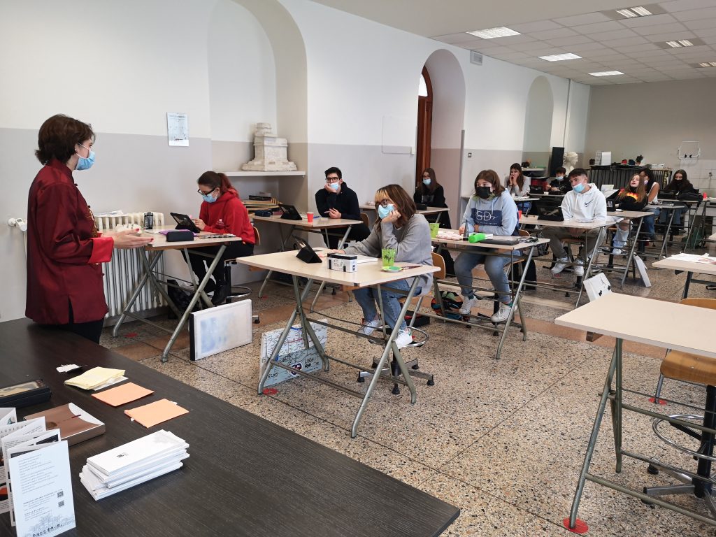 Viviana Bertanza al lavoro con gli studenti