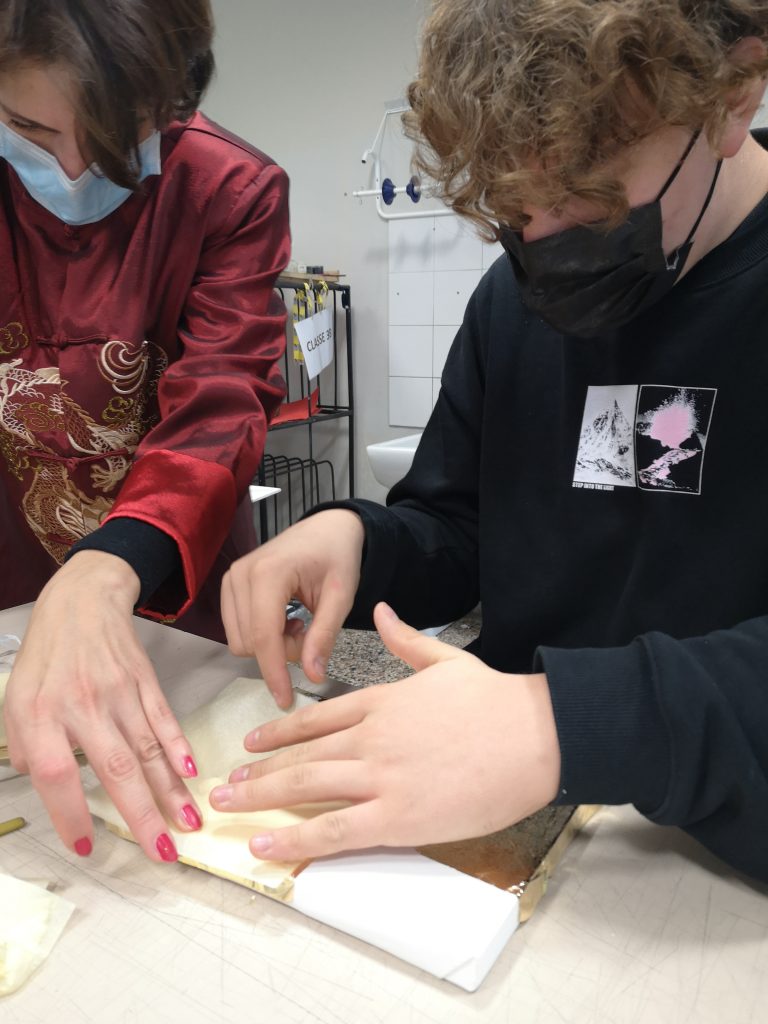 Viviana Bertanza durante la lezione della professoressa Duchi al Liceo Foppa 