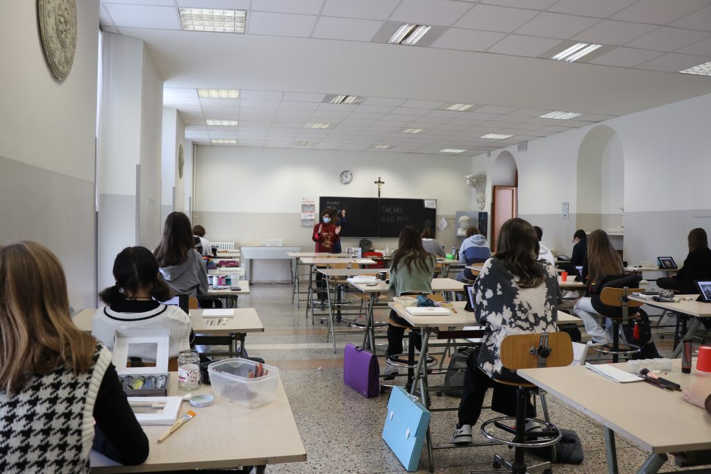 Viviana Bertanza durante la lezione della professoressa Duchi al Liceo Foppa 