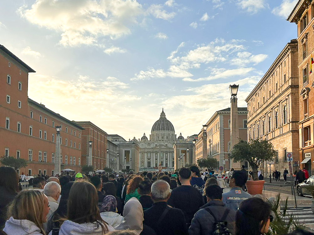 Gli studenti in attesa di attraversare la Porta Santa in Vaticano al Giubileo del Mondo Educativo