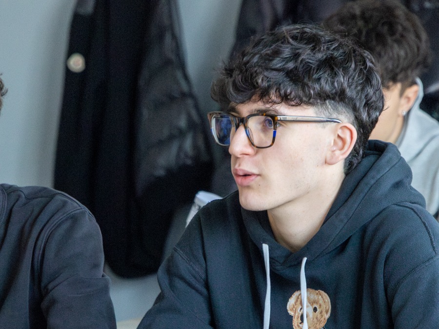 Lo studente di III AFM Carlo Bonomelli, durante una lezione al Piamarta